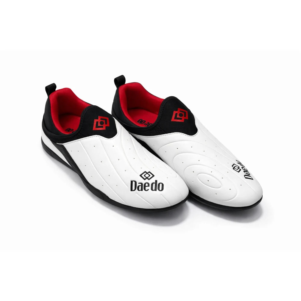 White sneakers with black and red accents on a white background, featuring the brand 'Daedo'.