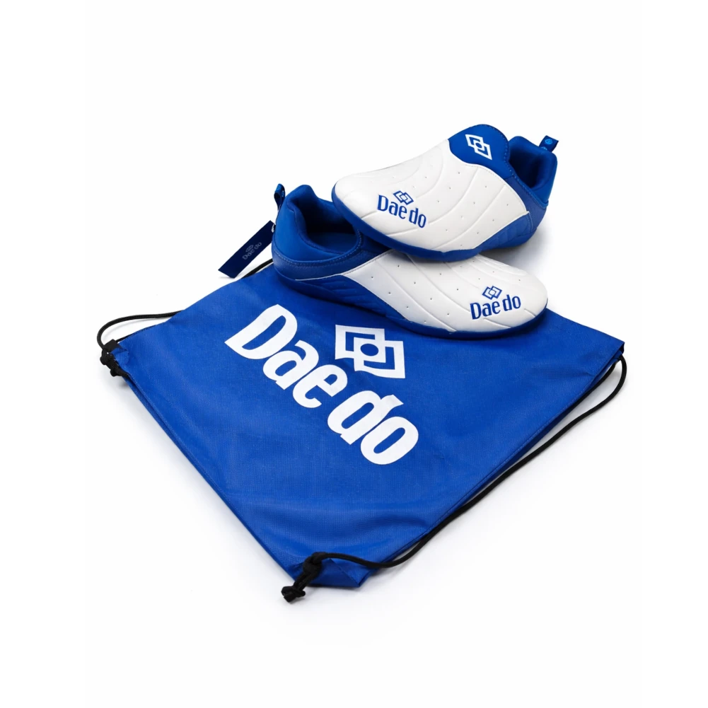 White and blue shoes with 'Dae do' branding on a matching blue drawstring bag.
