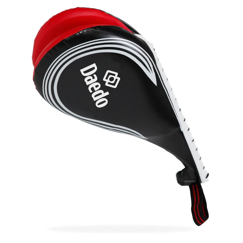 Black and red paddle with 'Daedo' branding on a white background