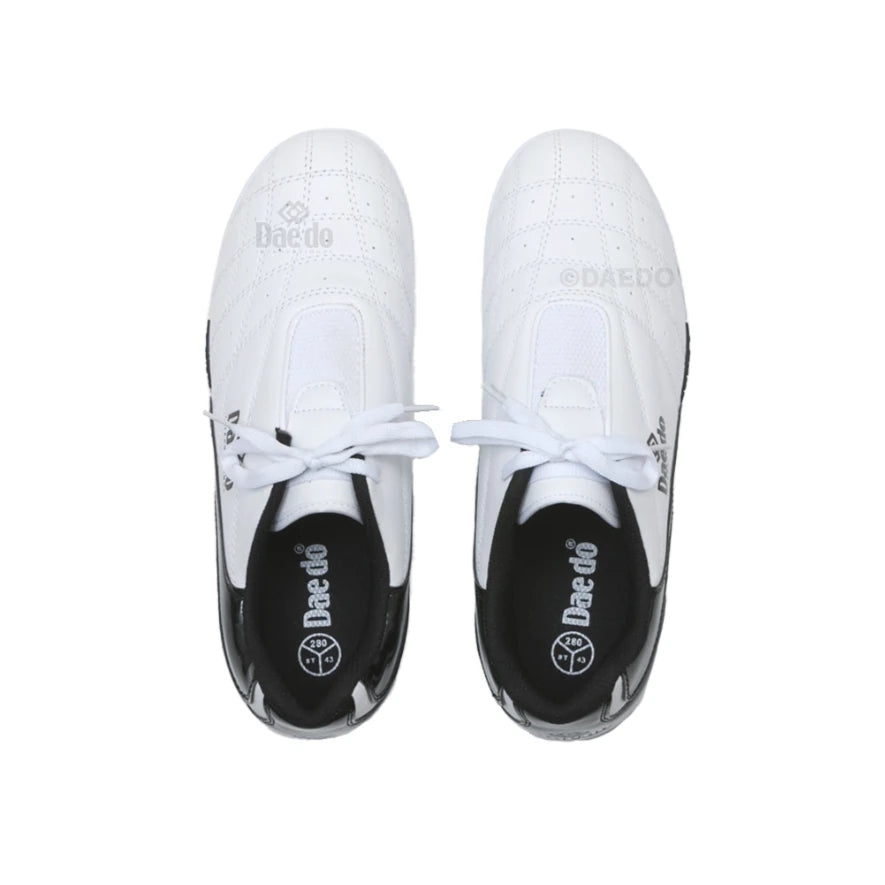 White sneakers with black soles and visible Daedo brand logo on a white background