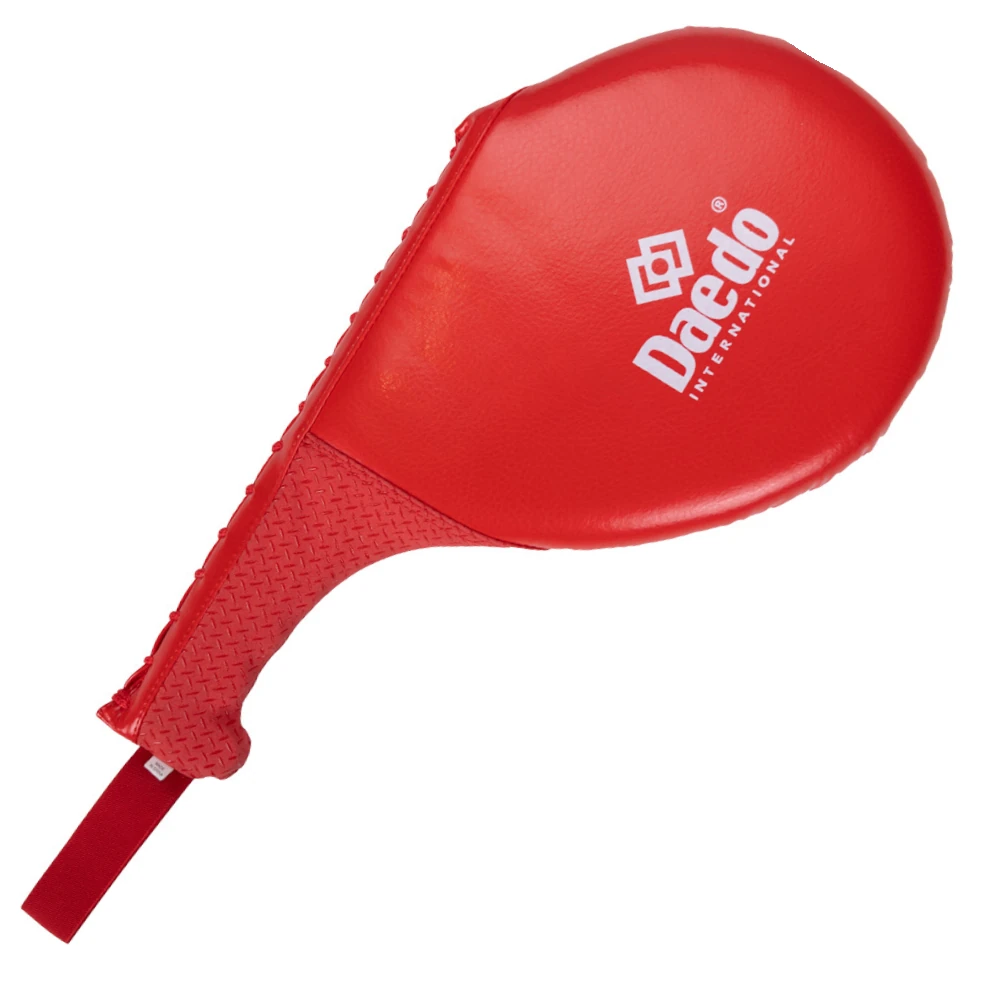 Red paddle with 'Daedo' branding on a white background