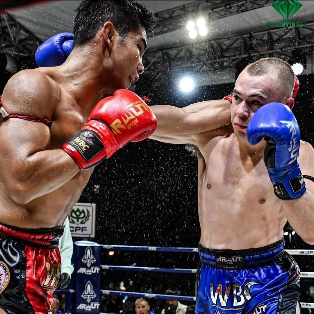 Two boxers in a boxing ring with 'Arwut' and 'WBC' branding.